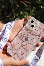 قاب موبایل آیفون خانواده گربه های بازیگوش + بندست - تصویر 5