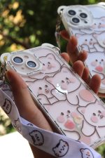قاب موبایل آیفون خانواده گربه های بازیگوش + بندست - تصویر 6