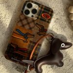 قاب موبایل ( آیفون ) سگ چرمی داکس هوند چهارخونه سه بعدی + بندست - تصویر 3