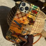 قاب موبایل ( آیفون ) سگ چرمی داکس هوند چهارخونه سه بعدی + بندست - تصویر 4