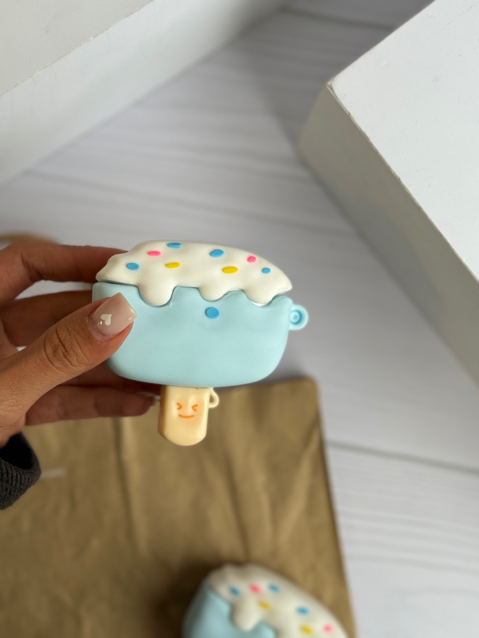 114b32.jpeg کاور ایرپاد سیلیکونی Blue ice Cream (کدa0064) - تصویر 1