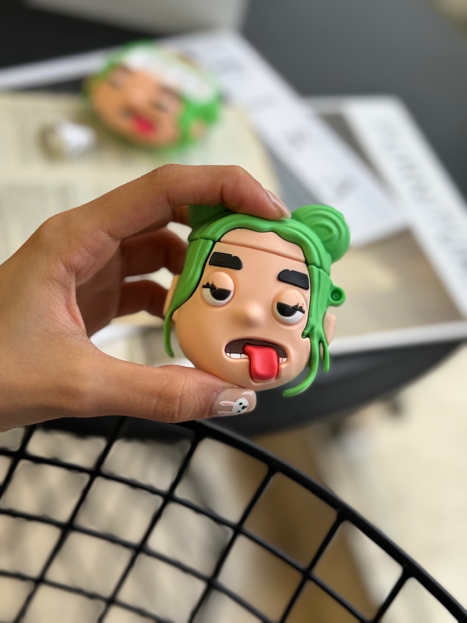 7df1e5.jpeg کاور ایرپاد سیلیکونی Billie Eilish (کدC0075) - تصویر 1