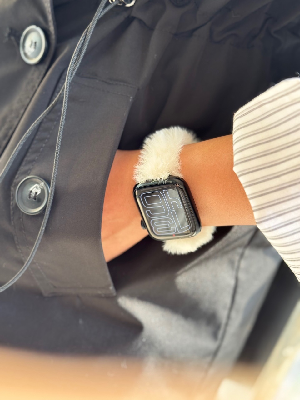 b26edc.jpeg بند اپل واچ خز دار سفید (کدw5053) - تصویر 1
