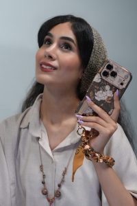 قاب موبایل آیفون گل فلاور کرم فندقی + بند ست اسکارف زنجیری - تصویر 2