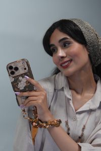 قاب موبایل آیفون گل فلاور کرم فندقی + بند ست اسکارف زنجیری - تصویر 3
