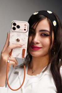قاب موبایل آیفون گل طلایی انگلیسی الگانس محافظ لنزدار + بندست چرمی - تصویر 2