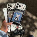 قاب آیفون کلاسیکارد خرگوش مشکی همراه با اویز و چارم ستاره - تصویر 3